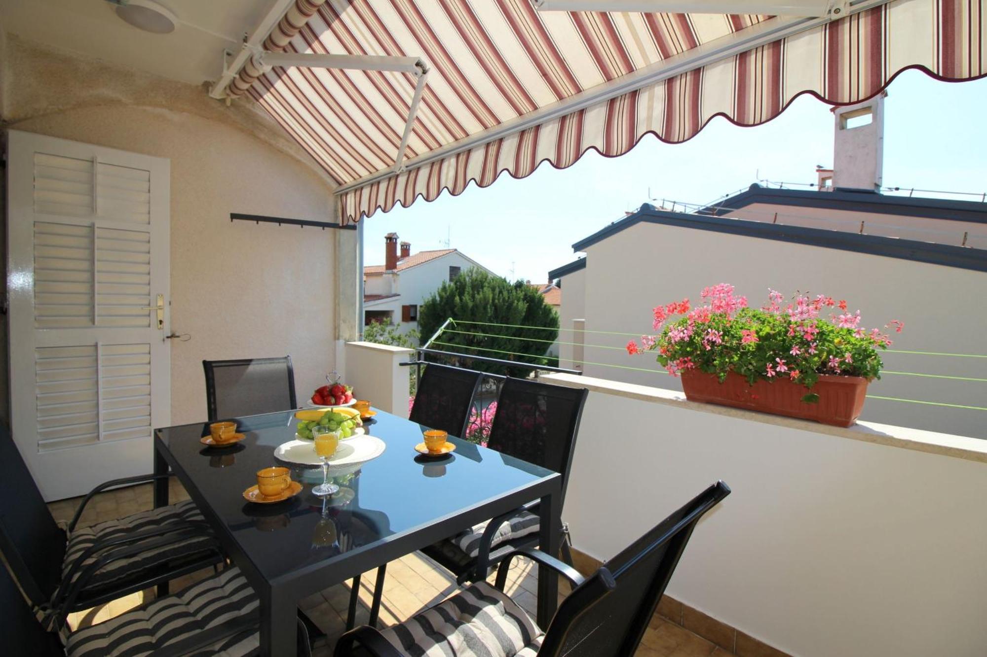 Gina Mit Terrasse, Grill Und Liegen Porec