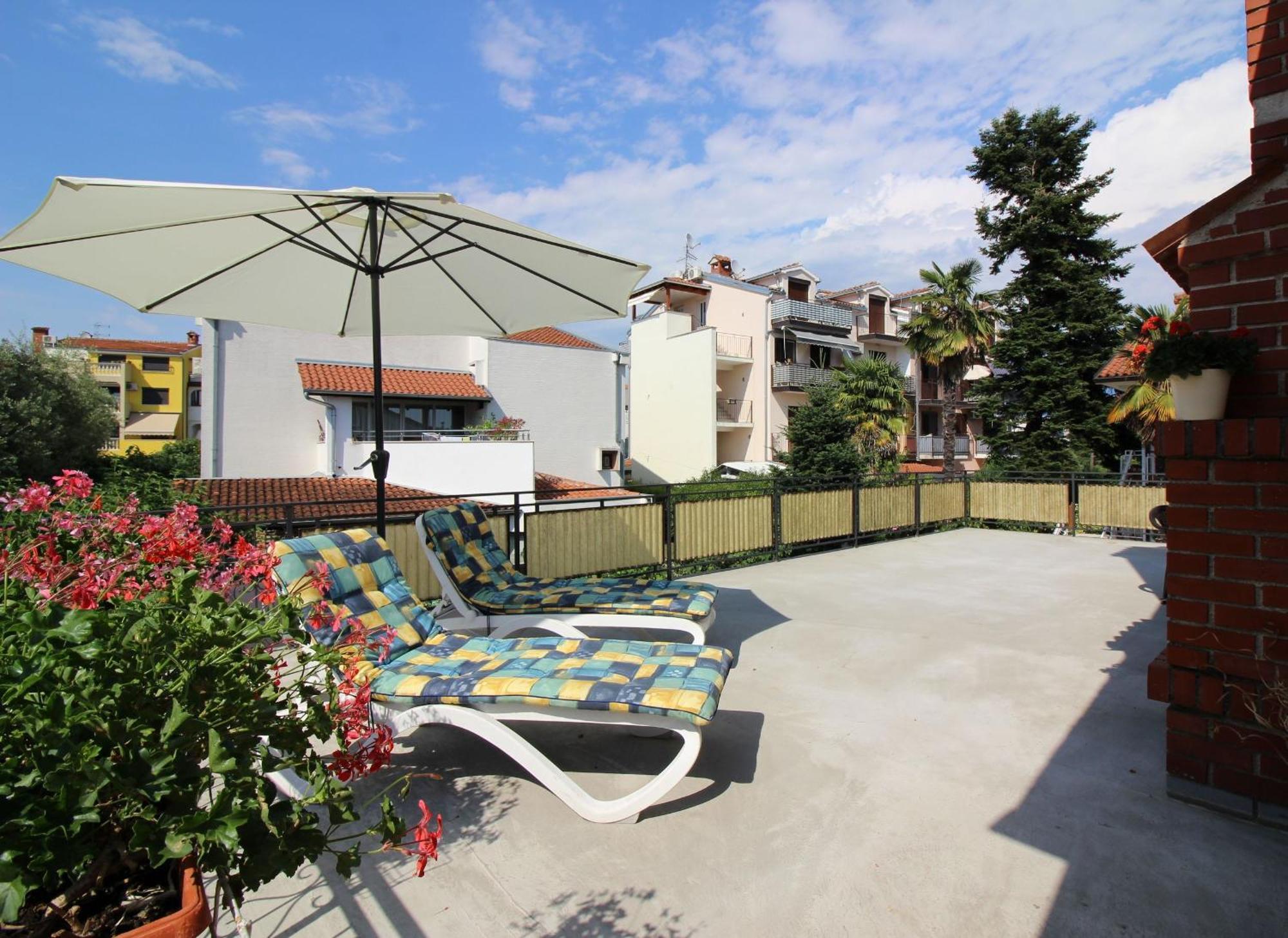 Apartment Gina Mit Terrasse, Grill Und Liegen