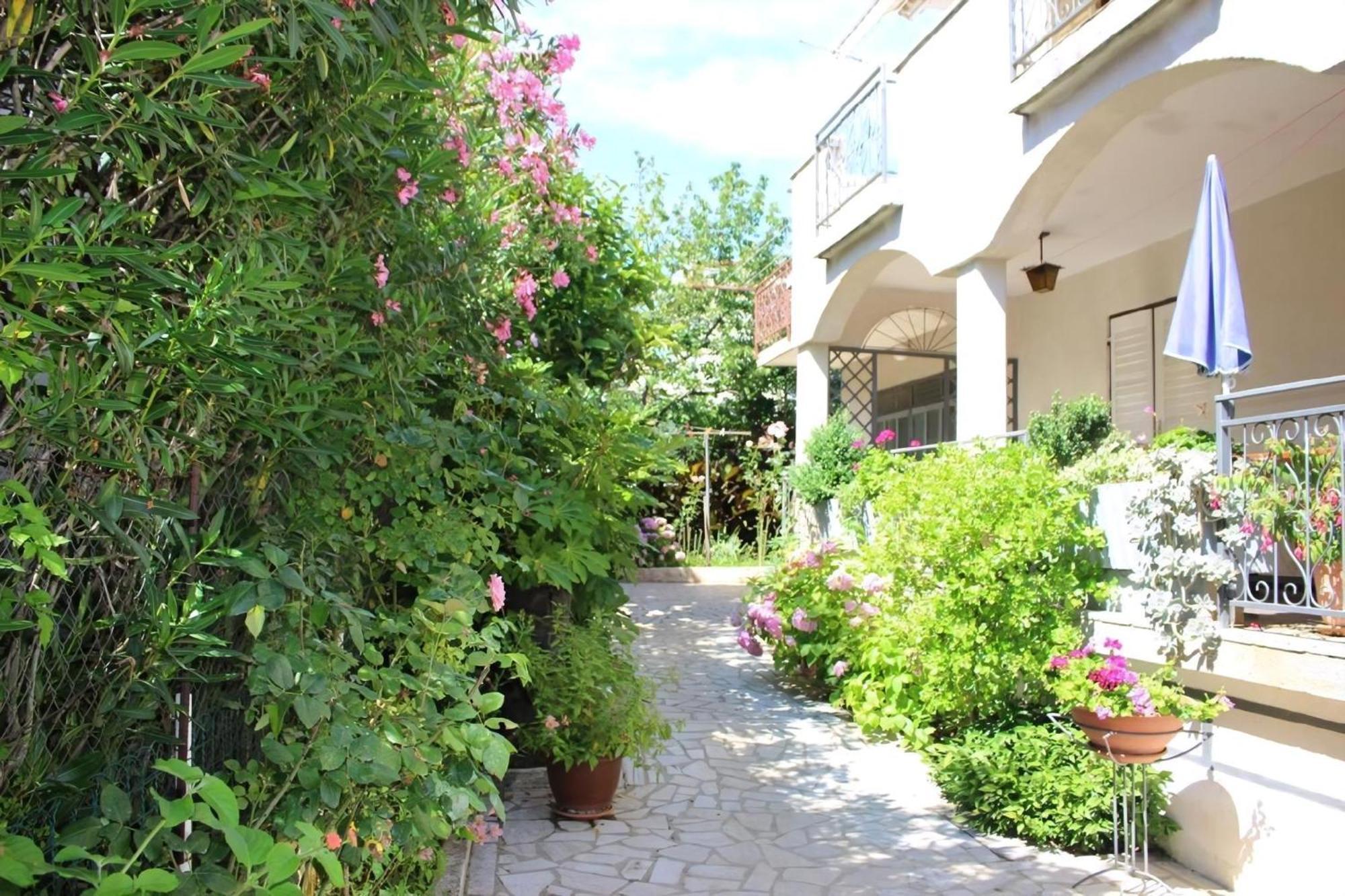 Apartment Gina Mit Terrasse, Grill Und Liegen